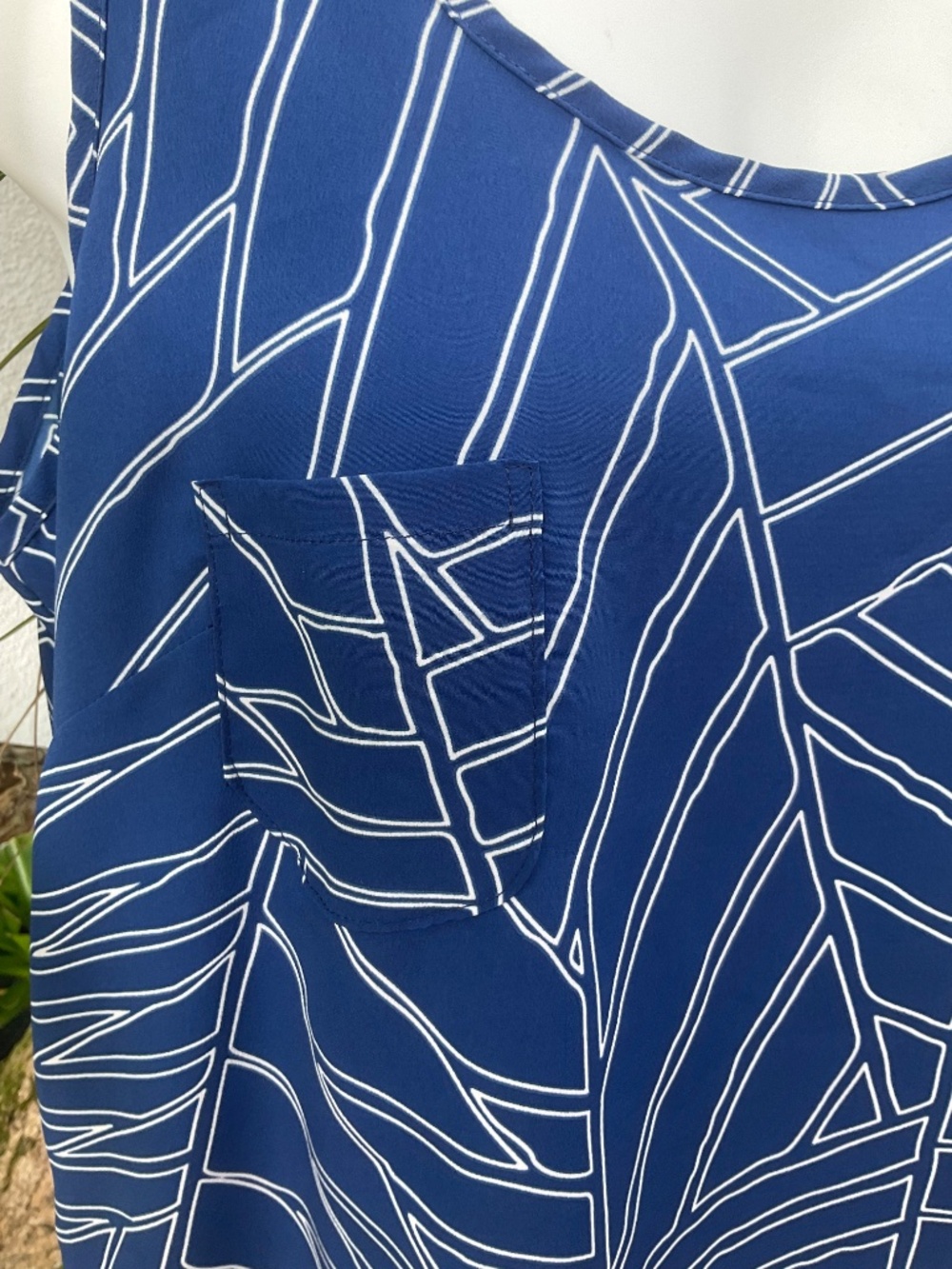 Manuheali’i Blue & White Top Like New Size L - Picture 3 of 6